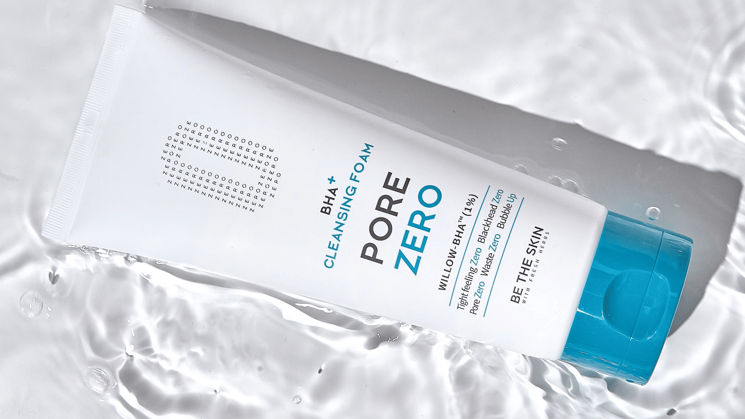 Produktbild på Be The Skin Pore Zero BHA+ Cleansing Foam med vit tub och blå kork placerad i vatten för att skapa en ren, svalkande och uppfriskande känsla.