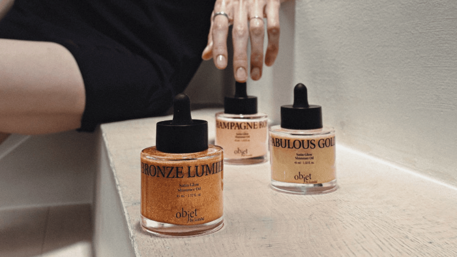 Objet by KUNDAL Satin Glow Shimmer Oil i Bronze Lumière, Champagne Rose och Fabulous Gold – tre skimrande kroppsoljor för en lystergivande satinfinish.