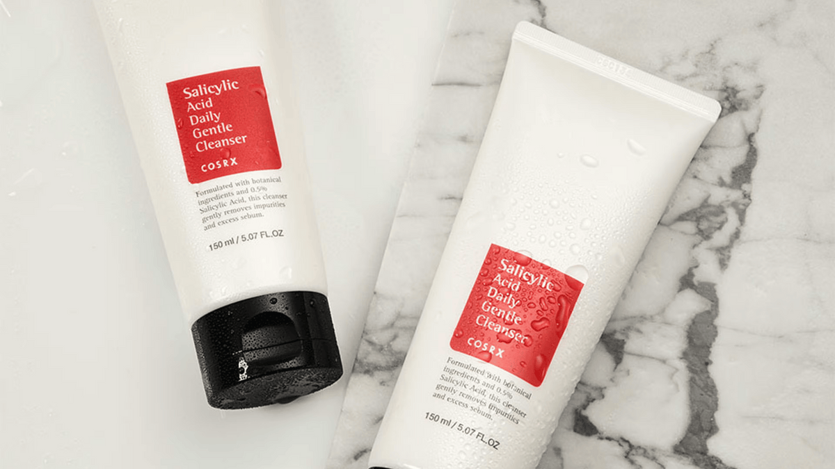 COSRX Salicylic Acid Daily Gentle Cleanser är en mild ansiktsrengöring berikad med salicylsyra som effektivt avlägsnar överflödig talg, orenheter och döda hudceller.