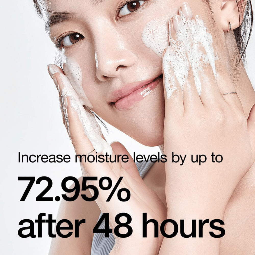 
Anua 8 Hyaluronic Acid Hydrating Gentle Foaming Cleanser is a gentle cleansing product that combines eight different hyaluronic acids to provide intense moisture and hydrate the skin. This cleansing cream creates a rich, soft foam that effectively removes dirt and makeup without drying out the skin. Clinical tests show that it can increase moisture levels by up to 72.95% after 48 hours, making it ideal for dry and sensitive skin types. 