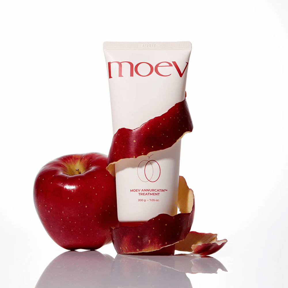 MOEV Annurcatin Treatment together with red apples – symbolizes the natural power of the Annurca apple that deeply cares for and protects the hair.
