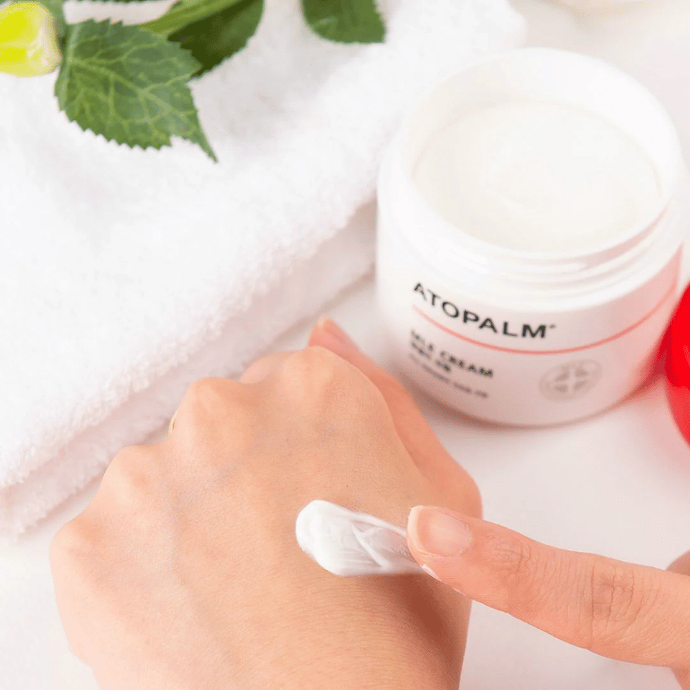 ATOPALM MLE Cream texture – rich but easily absorbed cream applied to the skin for intense hydration and strengthening care for sensitive and dry skin.