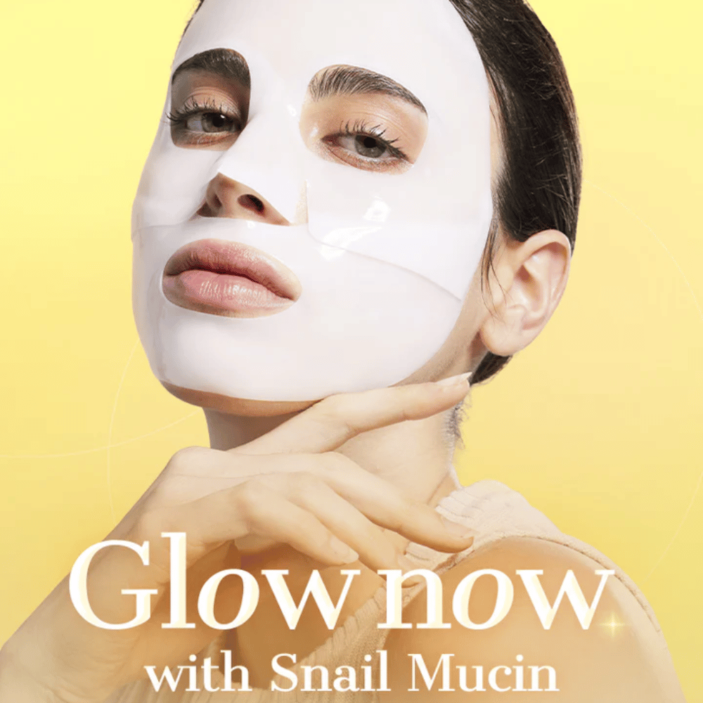 Kvinna med COSRX Advanced Snail Mucin Hydrogel Mask – ger glow, återfuktning och fastare hud med snigelslem och kollagen.