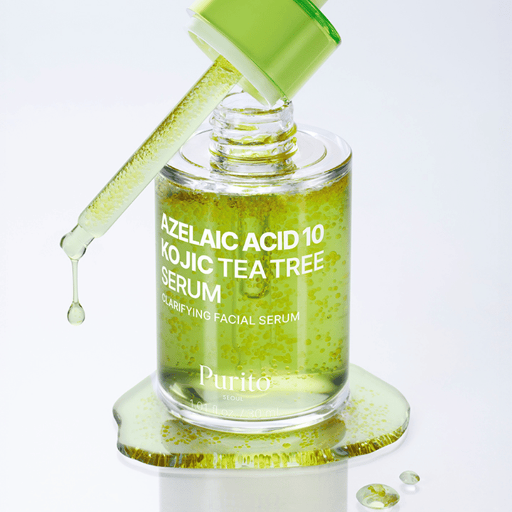 Närbild på Purito Azelaic Acid 10 Kojic Tea Tree Serum med pipett och droppar. Ger klarare hud och minskar orenheter.