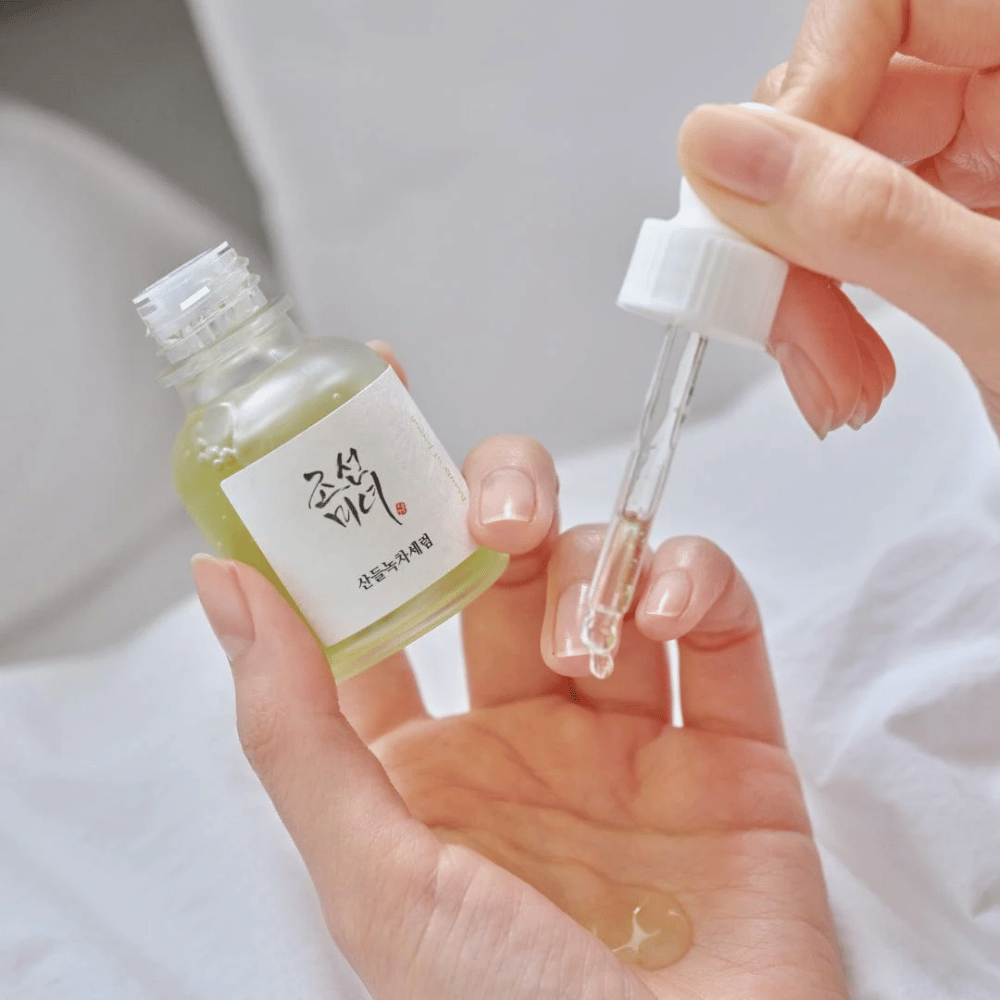 Hand drops Beauty of Joseon Calming Serum Green Tea + Panthenol on the skin – soothing Korean serum for sensitive skin.