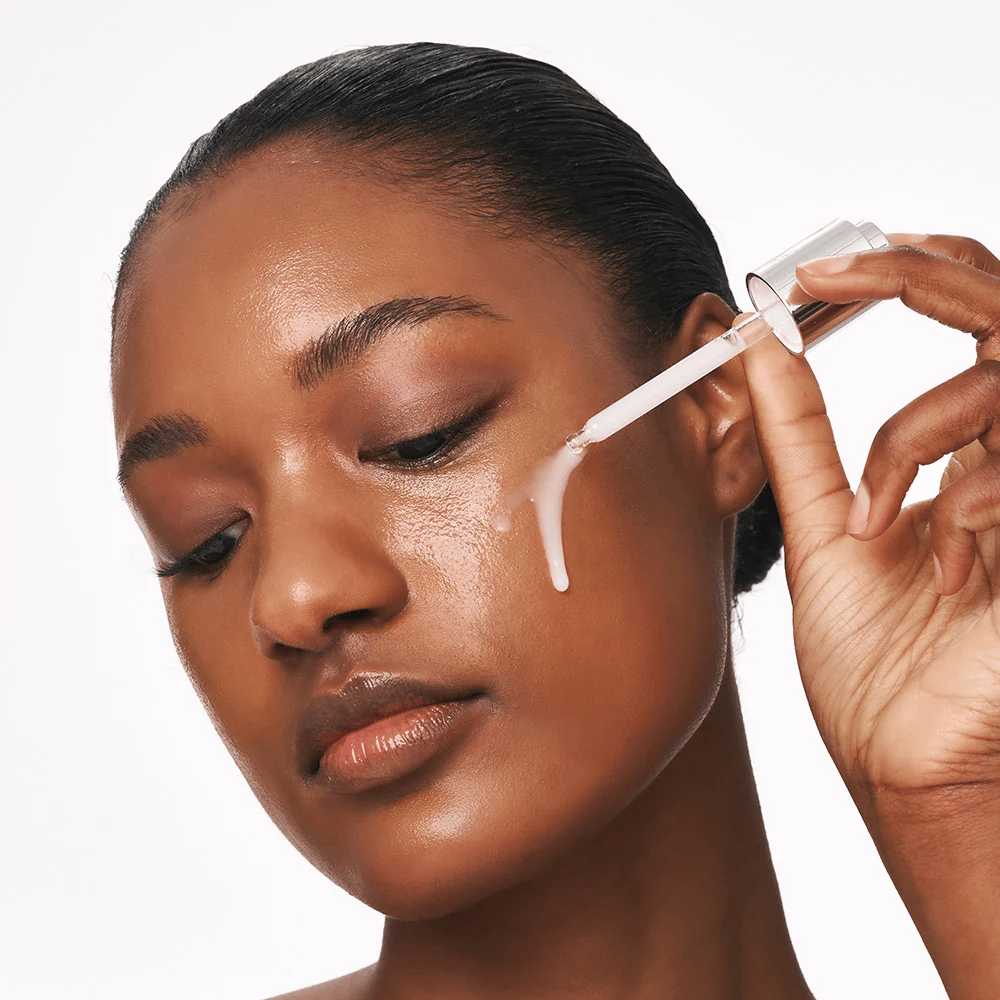 Person applicerar Deep Collagen Power Boosting Cream in Serum på kinden med pipett. Serumet ger fastare, återfuktad hud med lyster.