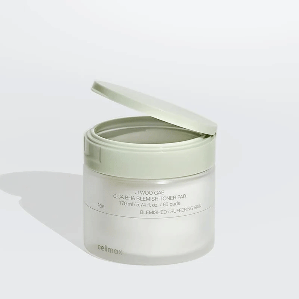 Open jar of Celimax Ji Woo Gae Cica BHA Blemish Toner Pad. Mild cleansing toner pads that soothe and balance the skin.