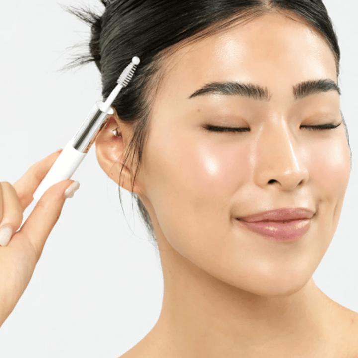 Kvinna applicerar Seapuri Lashrum Eyelash Enhancing Serum på ögonfransar. Främjar naturlig tillväxt och lyster.