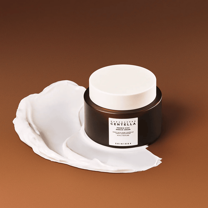 SKIN1004 Madagascar Centella Probio-Cica Enrich Cream placerad på ett lager kräm – fuktgivande och lugnande ansiktskräm med centella asiatica.