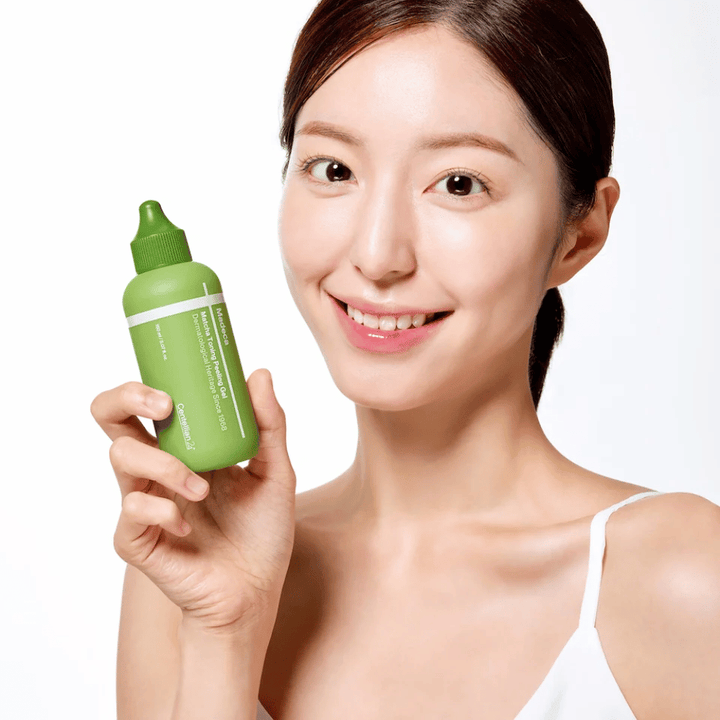 Centellian24 Madeca Matcha Toning Peeling Gel in hand – Korean facial peeling that helps to gently exfoliate the skin and improve skin radiance.