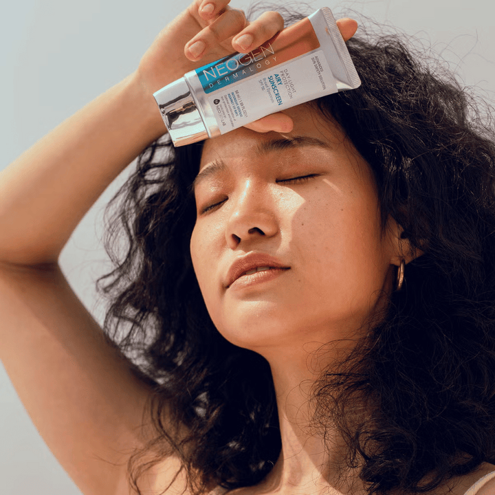 Neogen Dermalogy Day-Light Protection Airy Sunscreen SPF50 50ml – lätt solkräm med bredspektrum UV-skydd, visad i användning i solljus.