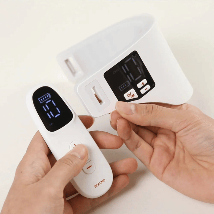 Beaund Neckcera is shown together with the included remote control. The image demonstrates the wireless control as well as the digital display where intensity and functions can be adjusted.