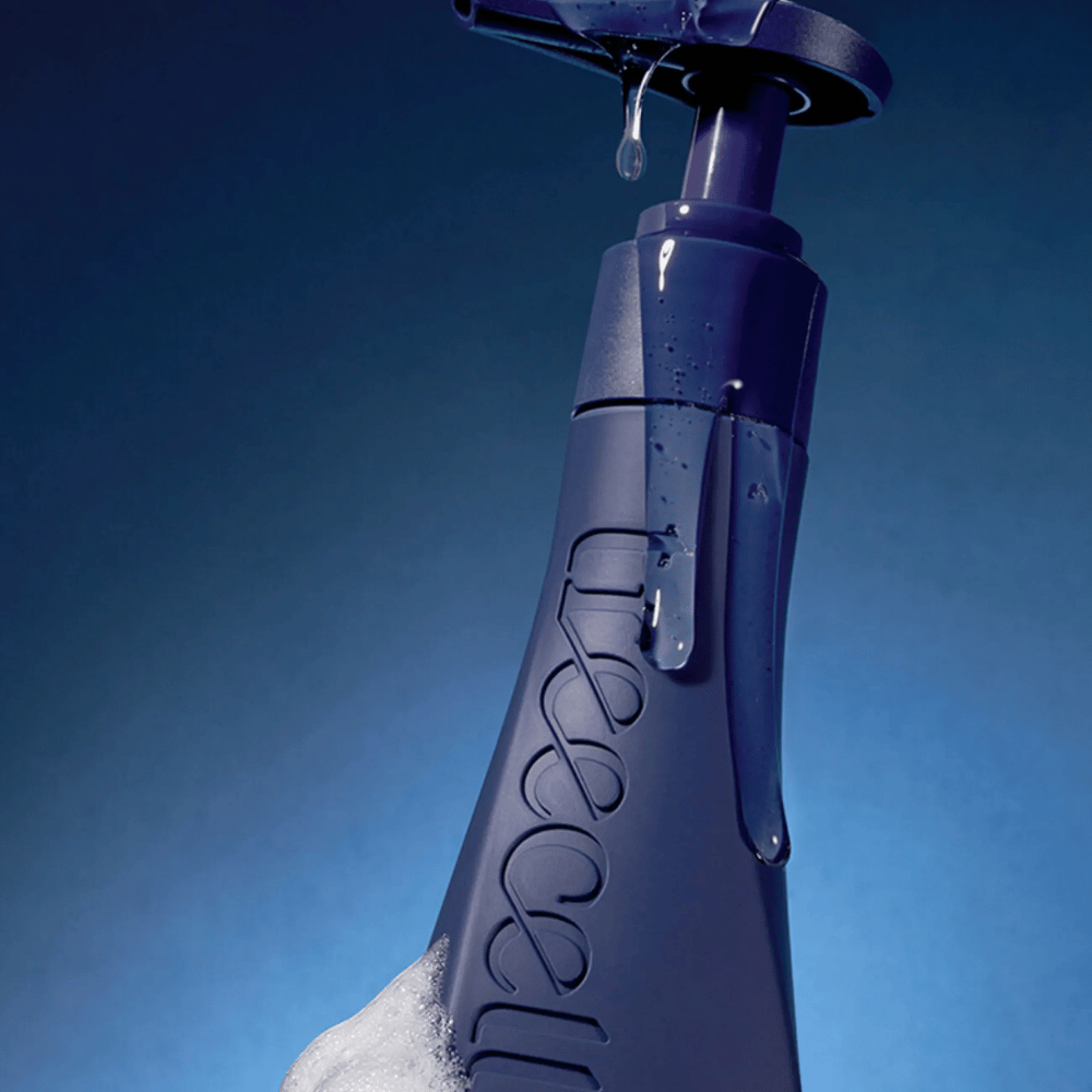 Dark and exclusive product image of Treecell Night Collagen Shampoo with water droplets and foam that emphasize moisturizing and cleansing properties.