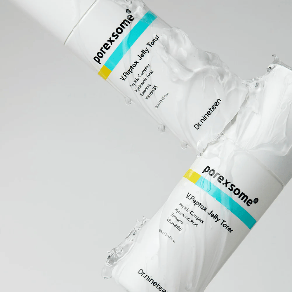 Två flaskor av Porexsome V.Peptox Jelly Toner täckta av klar gelé. Modern, klinisk design som framhäver produktens fräscha textur.