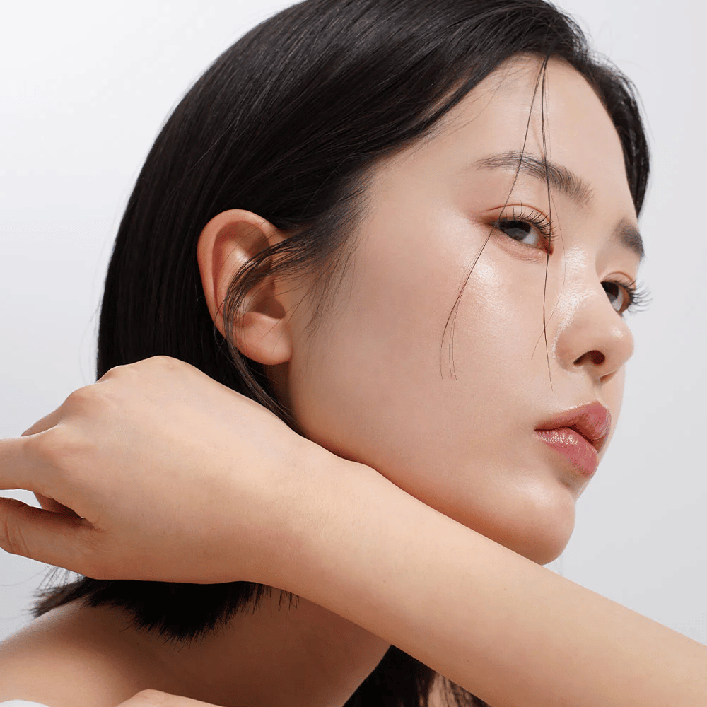 Close-up of a woman with even, radiant skin and a natural glow. Perfect skincare inspiration for fresh and hydrated skin.