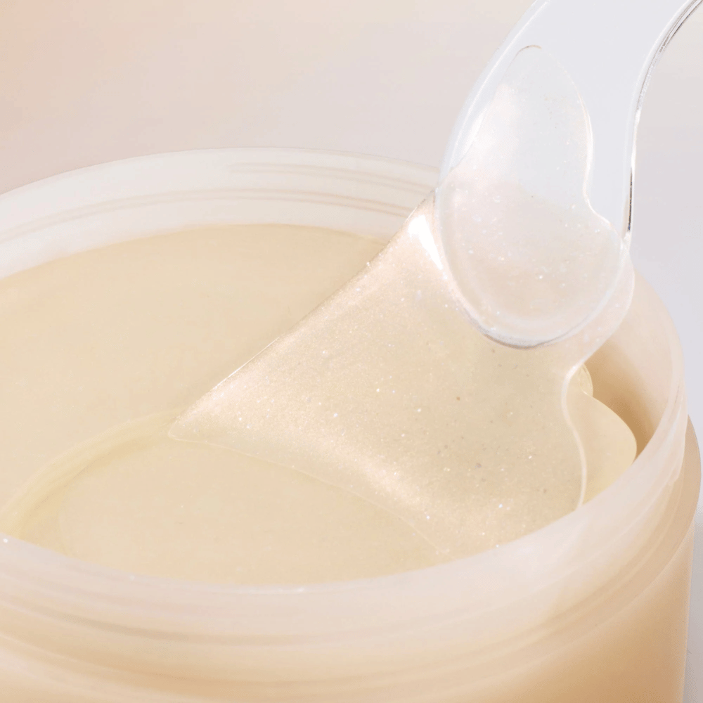 Spatula lifts Beauty of Joseon under eye patch from jar, hydrogel patches with ginseng and retinal for anti-age and eye care.