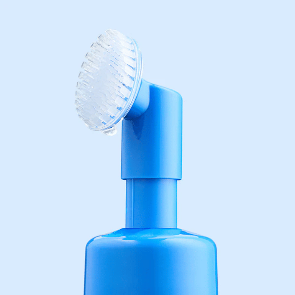 Detailed image of the soft silicone applicator designed to massage the scalp and distribute the product evenly during application.