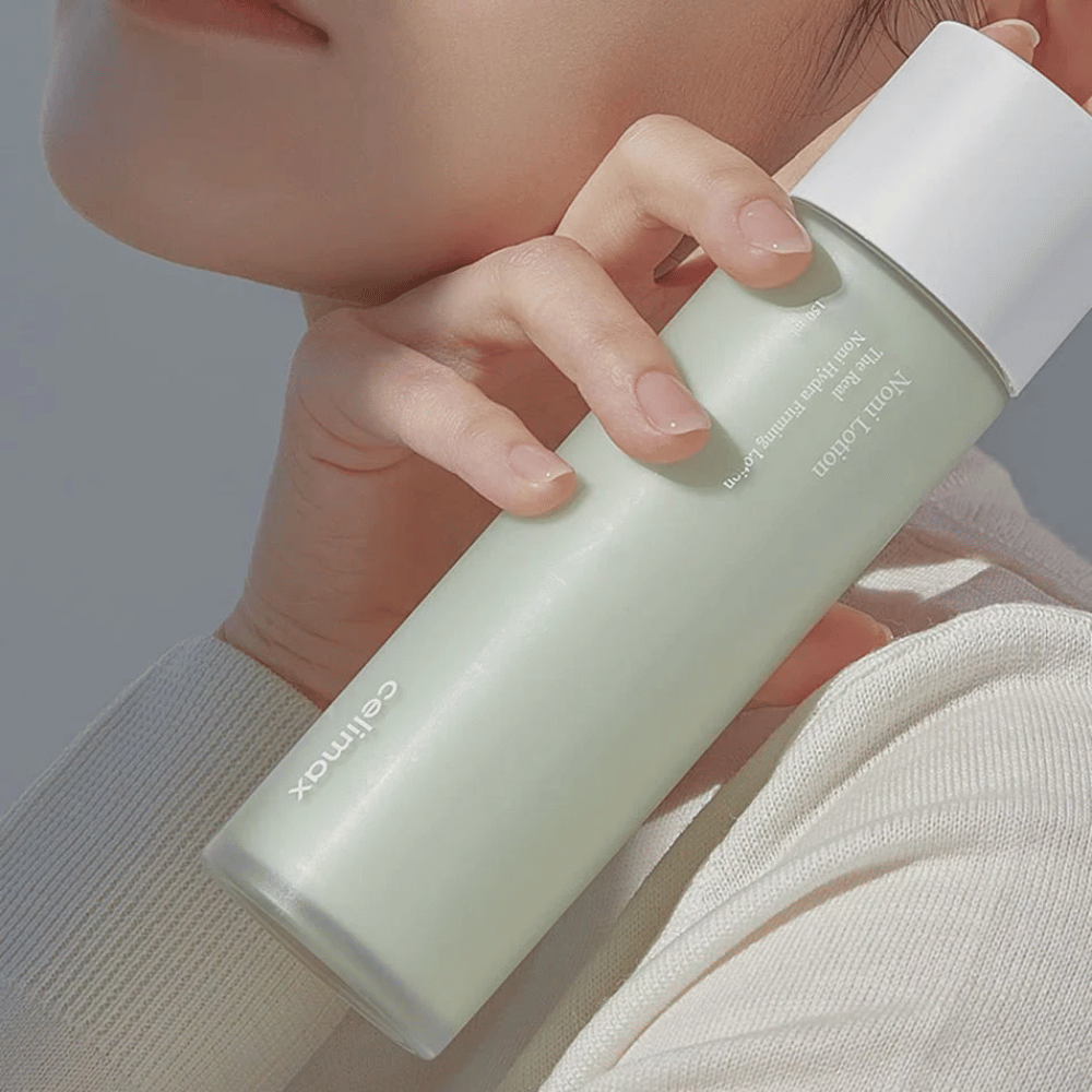 Celimax The Real Noni Hydra Firming Lotion is an effective lotion that tightens the skin and provides deep moisture. Enriched with Noni extract and nourishing ingredients, it improves skin elasticity and gives a fresh, radiant complexion. Perfect for daily use for soft and hydrated skin!