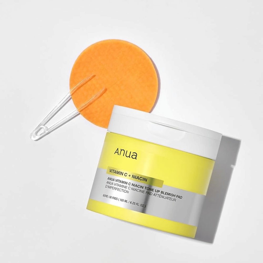 Anua Vitamin C + Niacin Tone Up Blemish Pad – Refreshing toner pads for a more even skin tone.

🍊 Vitamin C – Gives the skin radiance and reduces dark spots.
💧 Niacinamide – Improves skin elasticity and reduces unevenness.
🧖‍♀️ Mild exfoliation – Removes dead skin cells for clearer skin.

Perfect for radiant and even skin!