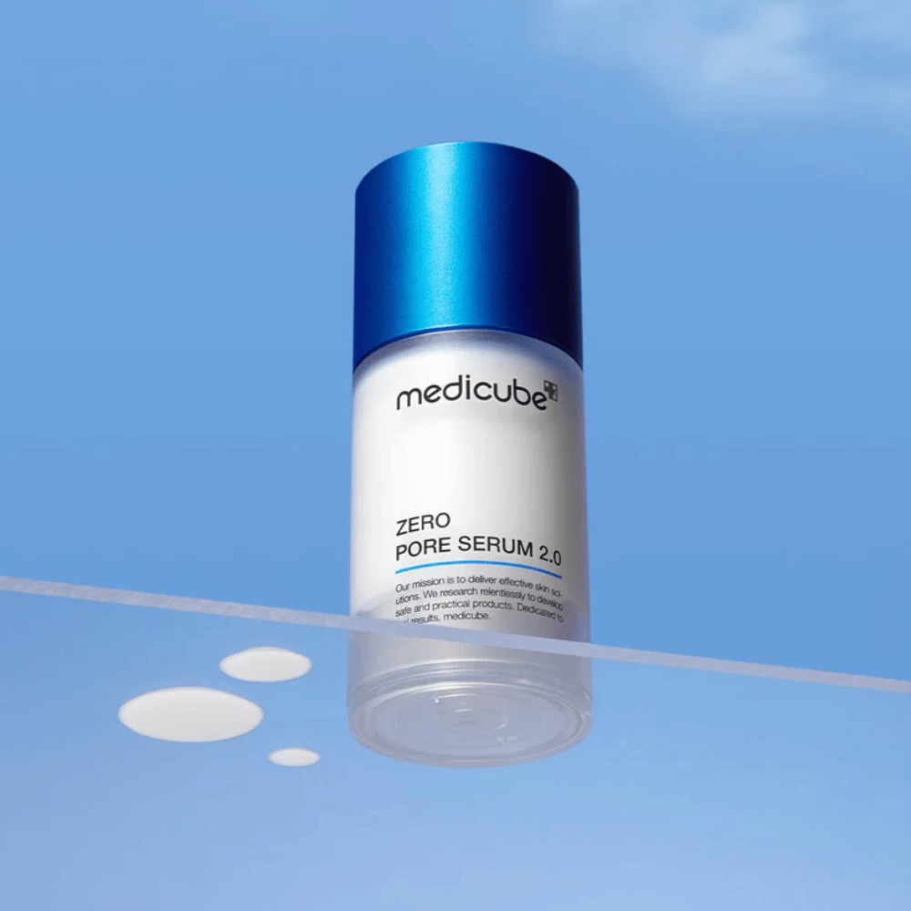 Product image of Medicube Zero Pore Serum 2.0 against a blue background, a pore-reducing serum developed to balance the skin and improve skin texture.