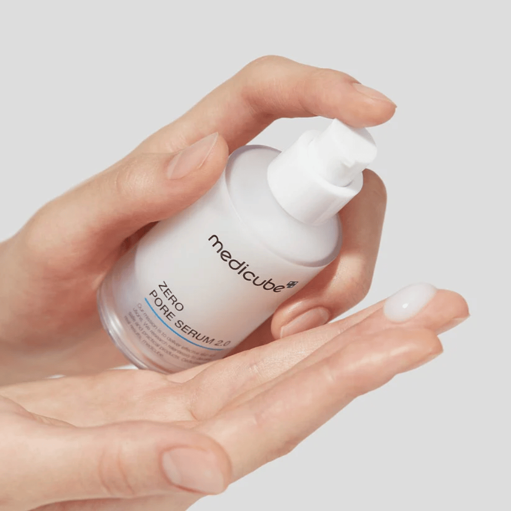 Medicube Zero Pore Serum 2.0 in pump bottle dispensed into the hand, a lightweight serum that absorbs quickly and helps reduce visible pores.