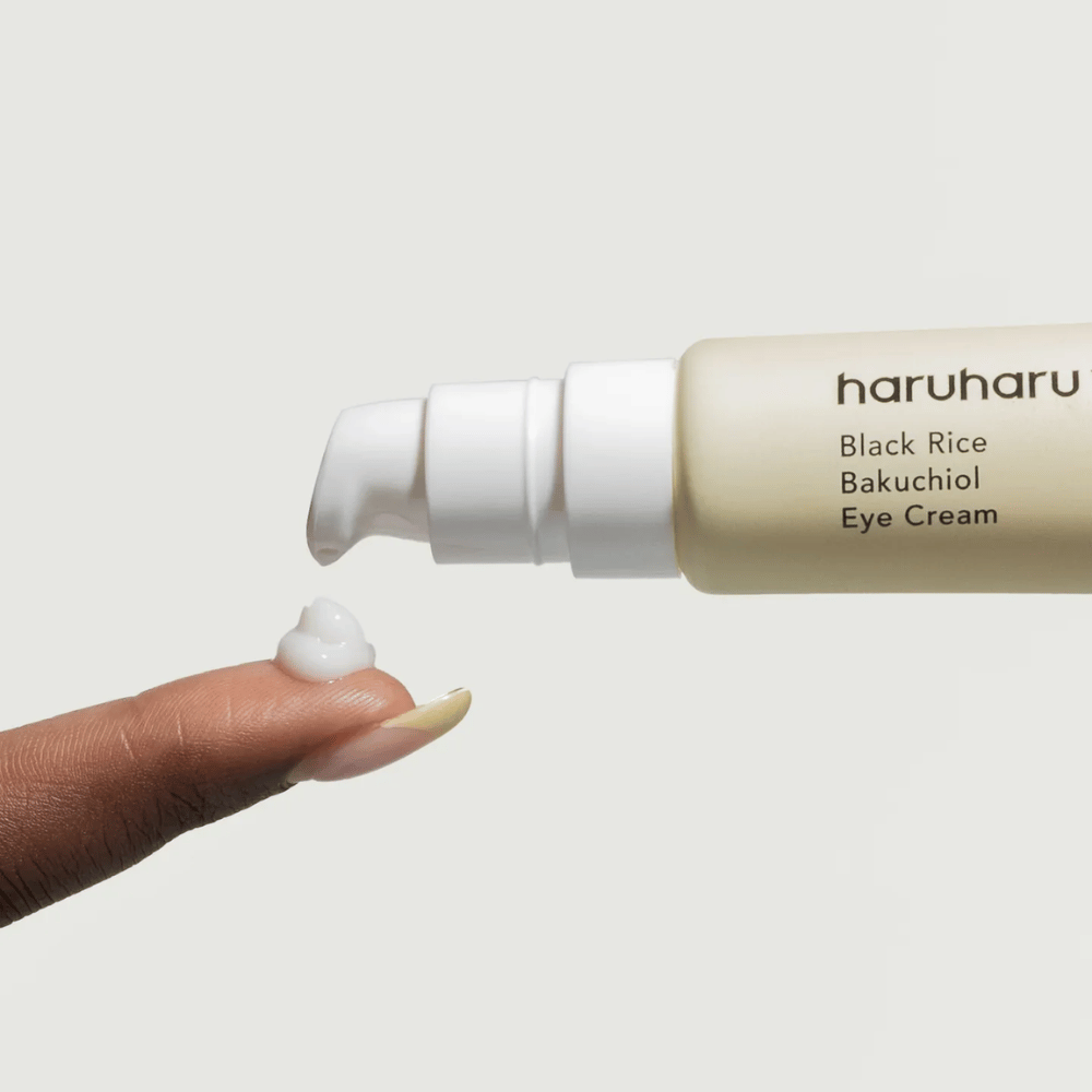 HaruHaru Wonder Black Rice Bakuchiol Eye Cream – närbild på pump som dispenserar kräm på fingertoppen, visar konsistensen för återfuktning och anti-aging.